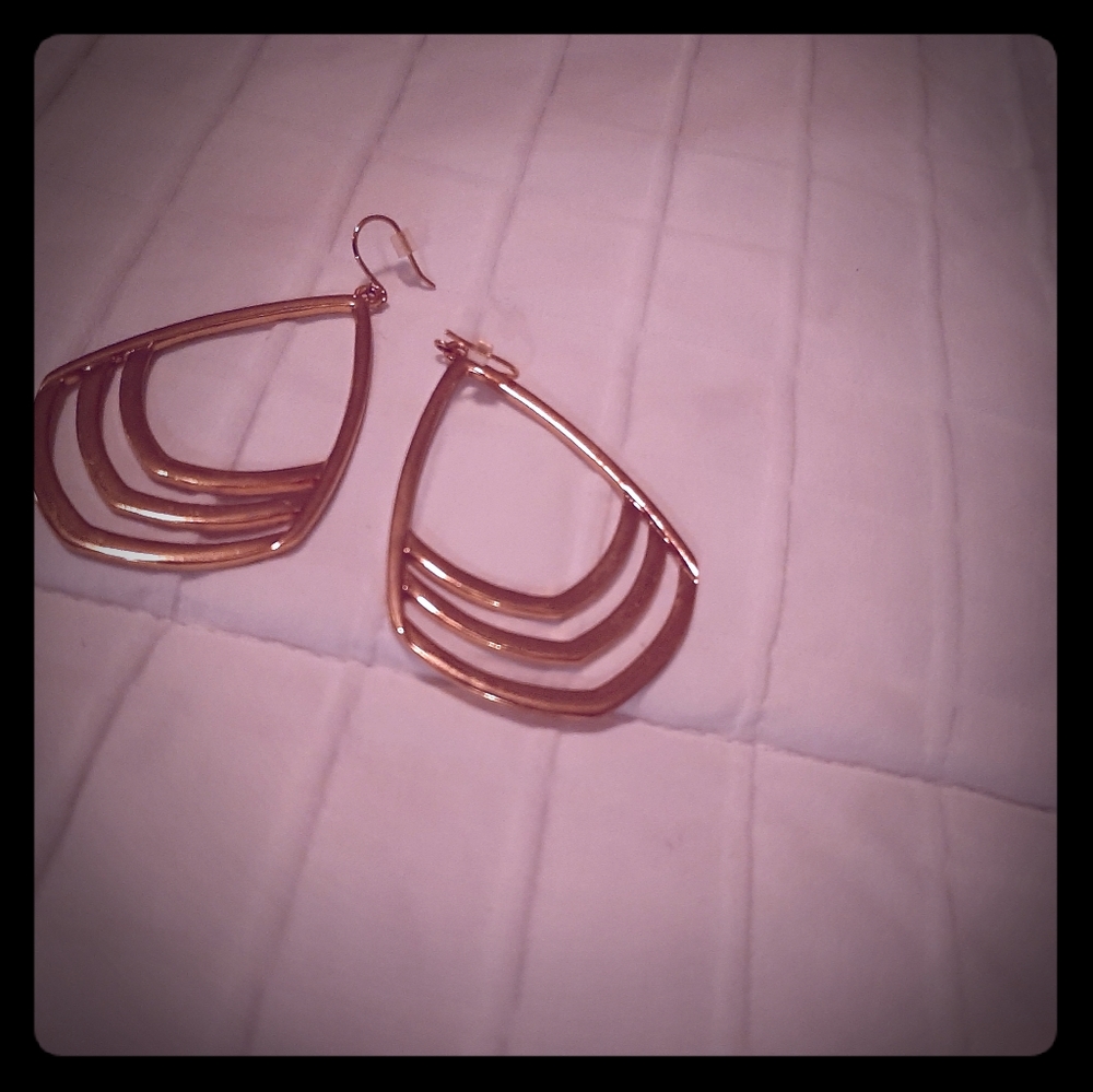 Vince Camuto gold earrings